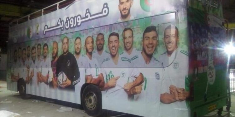 أبطال العرب يجوبون العاصمة في حافلة مكشوفة