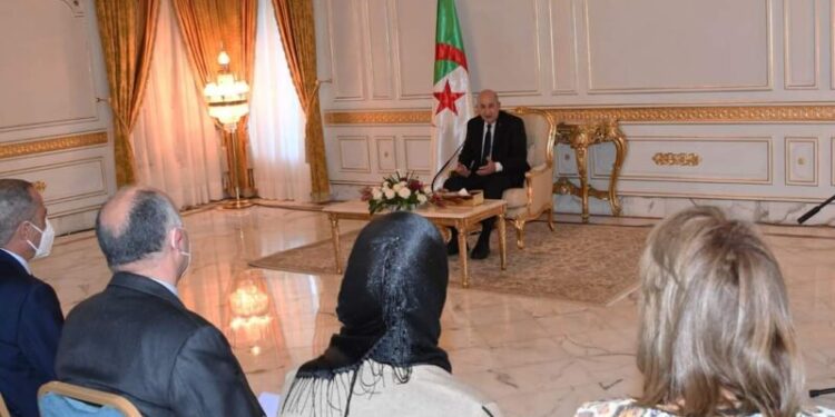 رئيس الجمهورية يلتقي ممثلي الجالية الجزائرية بتونس