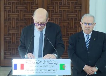 الجزائر تقرر استئنافا “حذرا” لعلاقاتها مع فرنسا