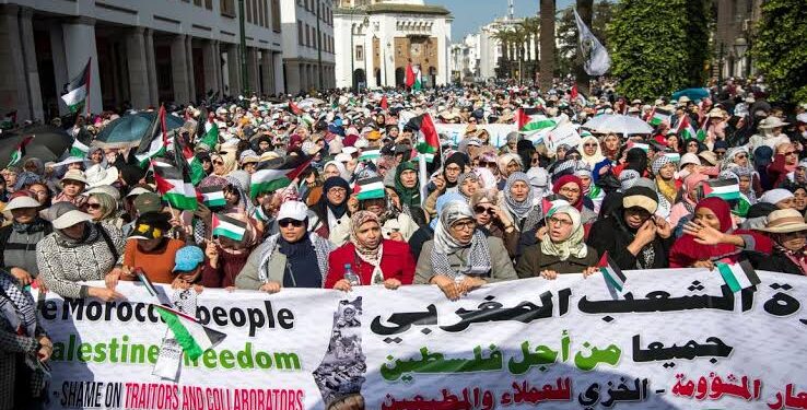 كاتب مغربي يتحدث عن خلفيات خطيرة وراء التطبيع