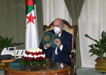 عميد مسجد باريس يهدي الرئيس تبون نسخة مترجمة لمعاني القرآن