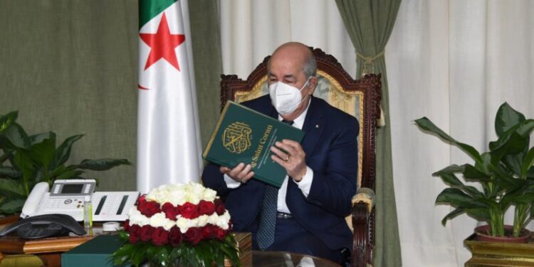 عميد مسجد باريس يهدي الرئيس تبون نسخة مترجمة لمعاني القرآن