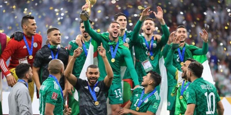 أبطال العرب يجوبون العاصمة في حافلة مكشوفة