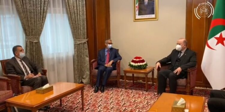 بالفيديو.. الوزير الأول يستقبل المدير العام لمنظمة “الألسكو”
