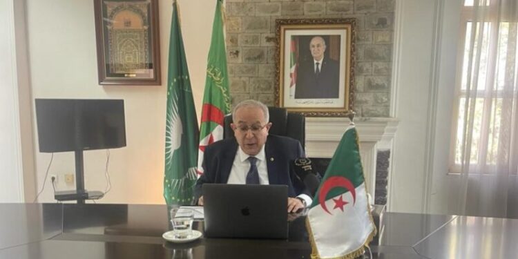 لعمامرة يؤكد ضرورة تدعيم التنمية في إفريقيا