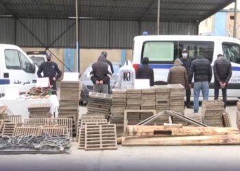 بالفيديو.. الاطاحة بشبكة تقوم بسرقة البالوعات الفولاذية والنحاس