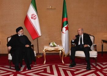 الرئيس تبون يتحادث مع نظيره الإيراني