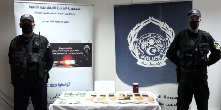 توقيف شخص وحجز 165 ألف أورو بمطار هواري بومدين