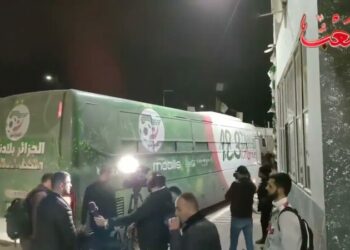 لحظة مغادرة حافلة “الخضر” ملعب تشاكر