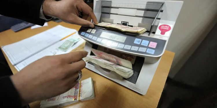 خبراء: الزيادات في الأجور قرار شجاع