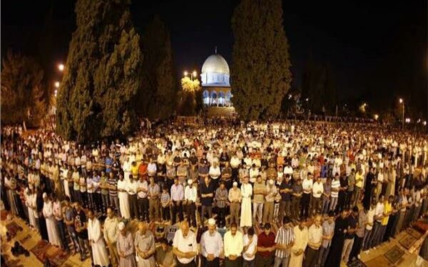 220 ألف مصل يؤدون التراويح بالمسجد الأقصى
