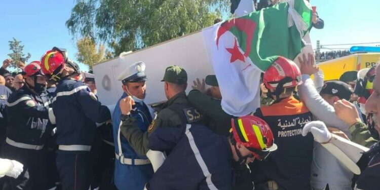 تشييع جثامين ضحايا انفجار الغاز ببرج بوعريريج (صور)