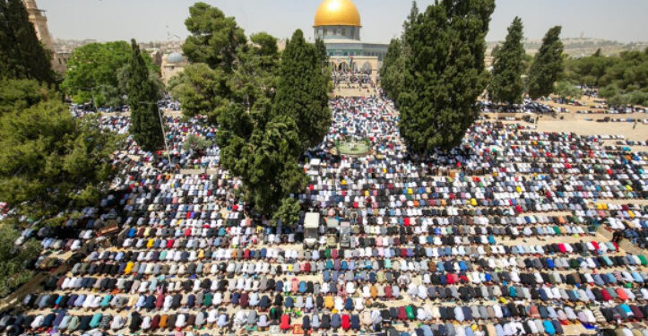 160 ألف فلسطيني يؤدون صلاة الجمعة في رحاب الأقصى