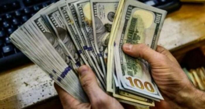 الدولار يلامس أعلى مستوى له في عامين