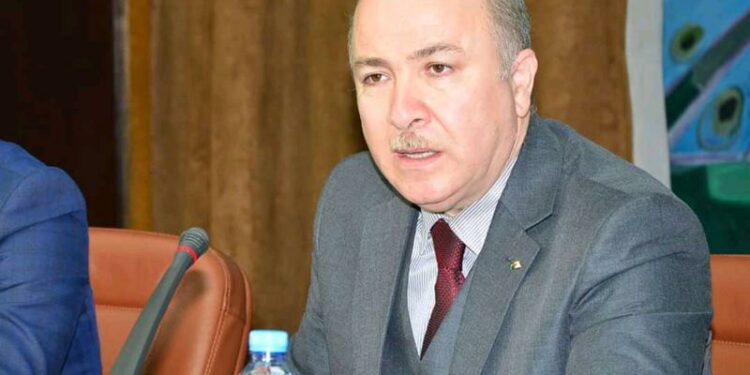 الوزير الأول يستقبل وفدًا عن الكونفدرالية الجزائرية لأرباب العمل