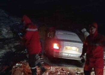 انقاذ عائلة عالقة وسط الثلوج في تيكجدة