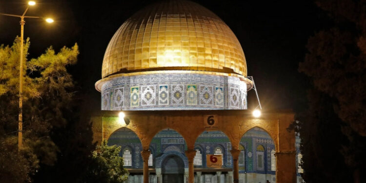إصابة فلسطينيين واعتقال آخرين