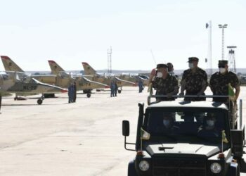 الفريق شنقريحة يشرف على تمرين للقفز المظلي