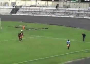 لاعب غاني يتعمد تسجيل هدفين في مرماه (فيديو)