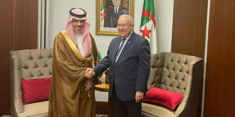 لعمامرة يتباحث مع نظيره السعودي