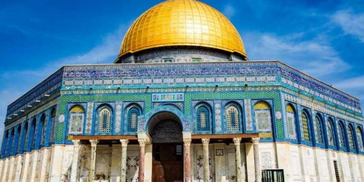 آلاف الفسطينيين يؤدون صلاة الجمعة في رحاب الأقصى