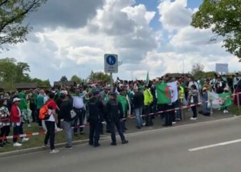 أنصار “الخضر” يحتجون أمام مقر الـ”فيفا”