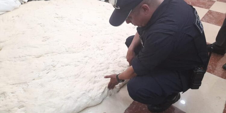 بالصور.. تجاوزات صادمة في محلات تجارية بوهران