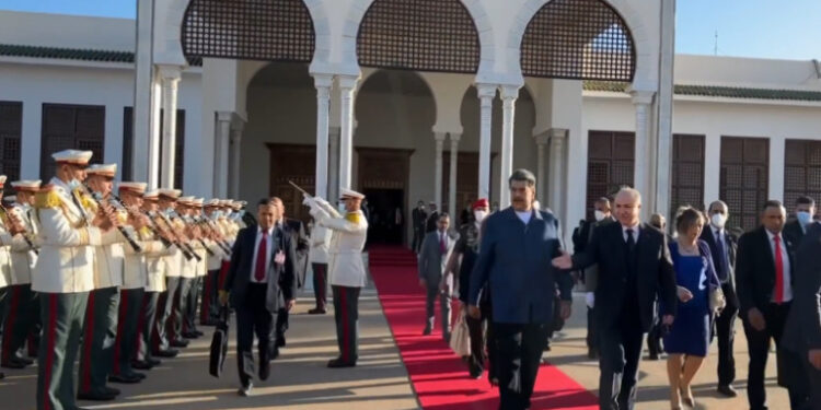 الرئيس مادورو يغادر الجزائر