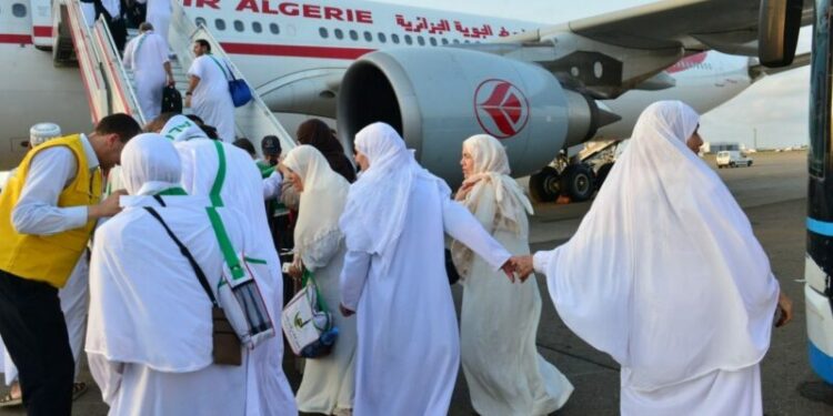 أول فوج من حجاج الغرب الجزائري يطير إلى مكة