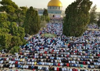 آلاف الفلسطينيين يؤدون صلاة الجمعة في رحاب الأقصى