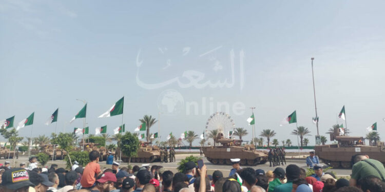 إقبال جماهيري كبير على الاستعراض العسكري