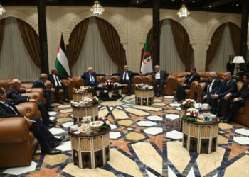 الرئيس تبون يجمع بين الإخوة الفلسطينيين