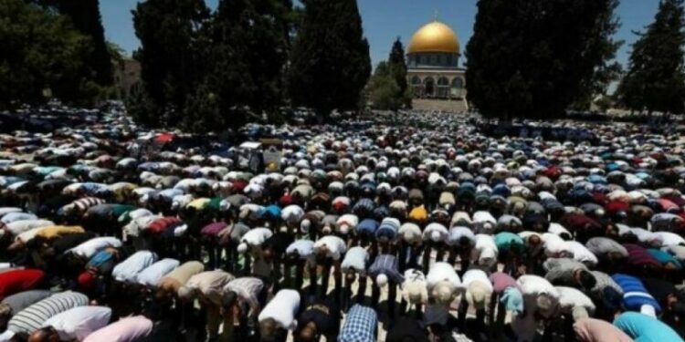 ٱلاف الفلسطينين يؤدون صلاة الجمعة في الأقصى