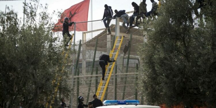 المغرب يواصل استخدام المهاجرين الأفارقة “كعملة مساومة”