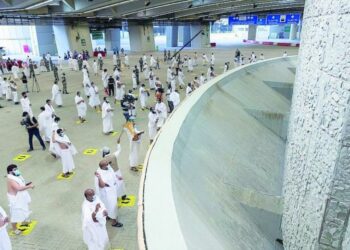 الحجاج يرمون الجمرات في أول أيام التشريق