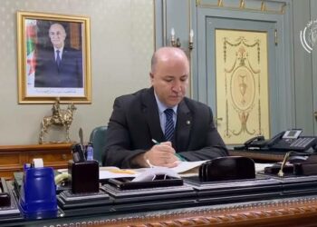 الوزير الأول يتحادث مع نظيره الموريتاني حول سبل تعزيز التعاون الثنائي