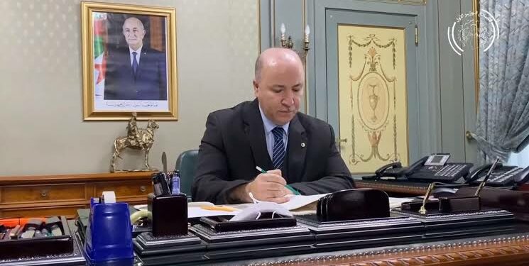 الوزير الأول يتحادث مع نظيره الموريتاني حول سبل تعزيز التعاون الثنائي