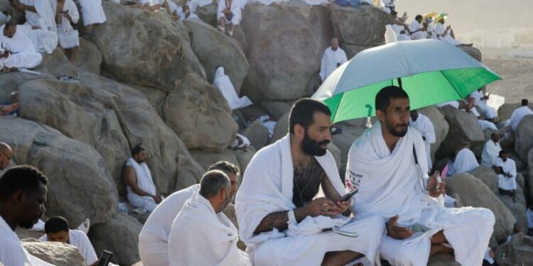 حجاج بيت الله الحرام يستقرون على صعيد عرفات
