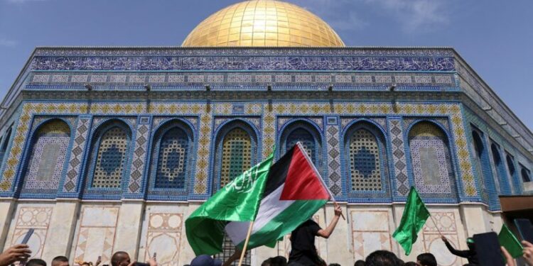 آلاف الفلسطينيين يتوافدون إلى المسجد الأقصى للمشاركة في جمعة “القدس عربية إسلامية”