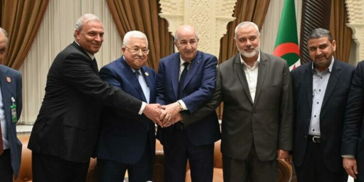 الرئيس تبون يجمع بين الإخوة الفلسطينيين