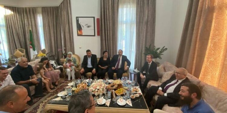 لعمامرة يلتقي أفرادا من الجالية الجزائرية بأذربيجان