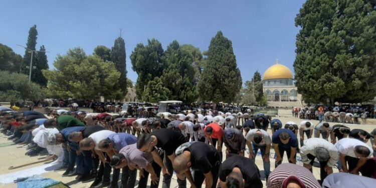 55 ألف فلسطيني يؤدون صلاة الجمعة في المسجد الأقصى