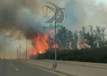 طرق مقطوعة بسبب الحرائق