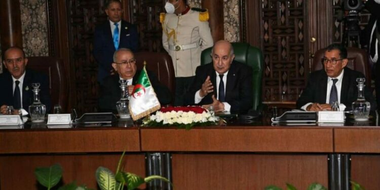 الرئيسان تبون وماكرون يترأسان جلسات موسعة