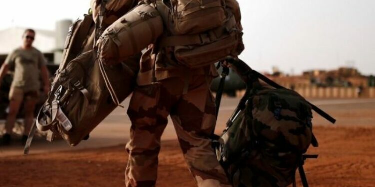 آخر عسكري فرنسي يغادر مالي