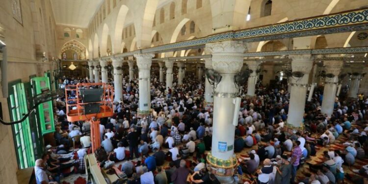 آلاف الفلسطينيين يؤدون صلاة الجمعة في رحاب الأقصى