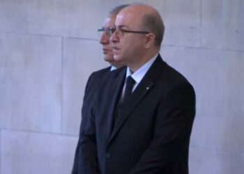 الوزير الأول يلقي النظرة الأخيرة على الملكة إليزابيث
