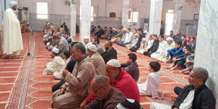 الجزائريون يقيمون صلاة الاستسقاء