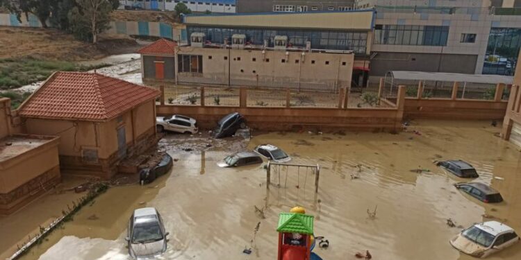 مصرع شخص وإجلاء 36 آخرين في أمطار برج بوعريريج