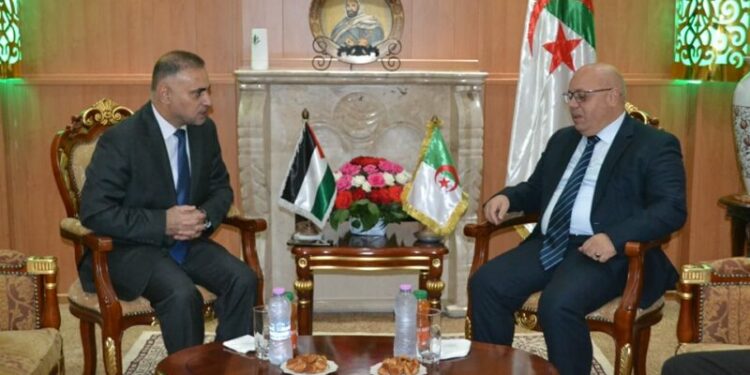 وزير المجاهدين يستقبل سفير فلسطين بالجزائر